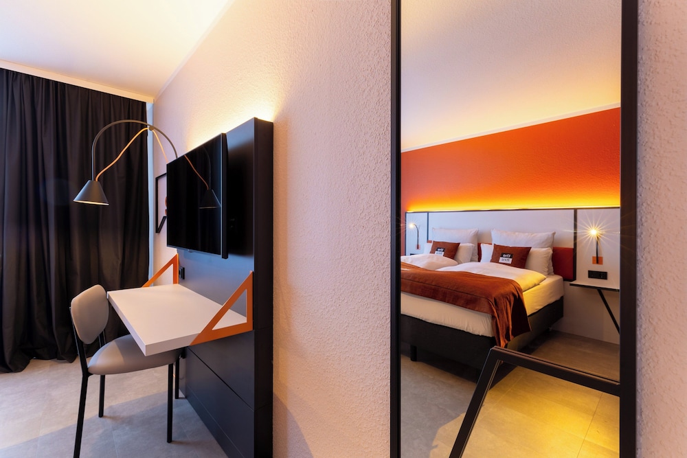 Standard Room, 1 Queen Bed, Accessible - Photo 10
