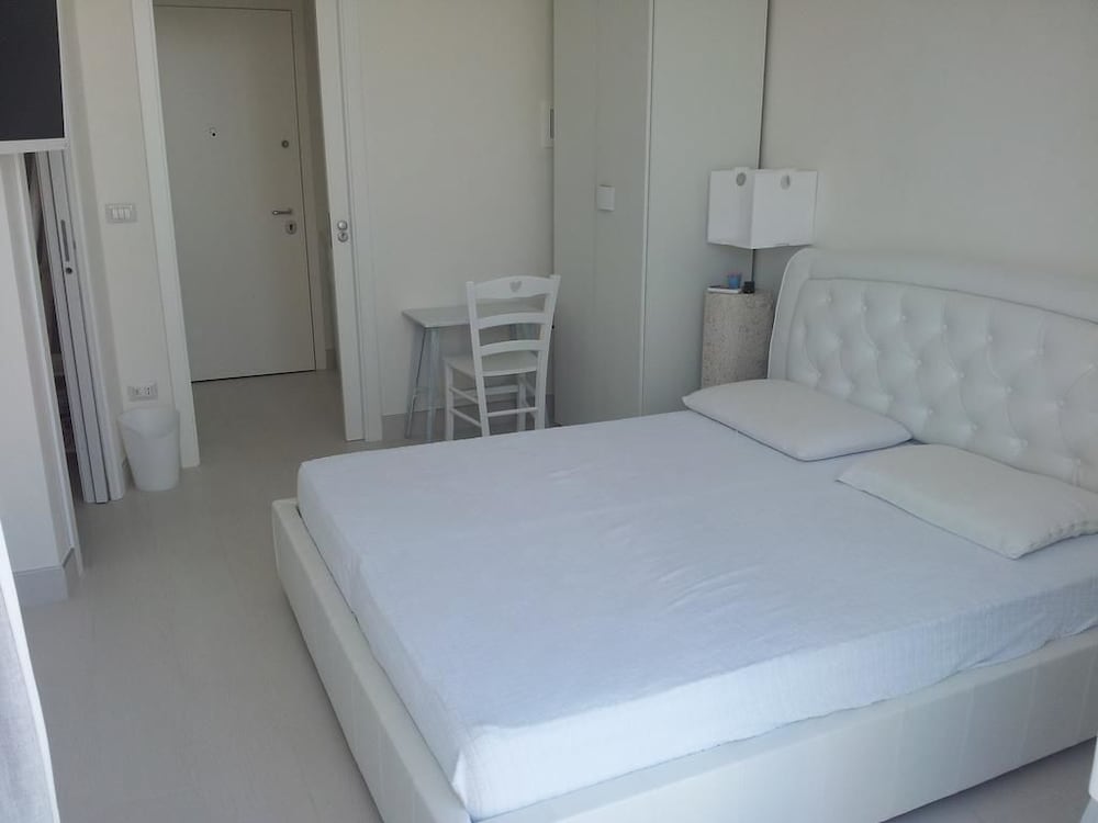 Classic Triple Room, Balcony, City View photo 1
