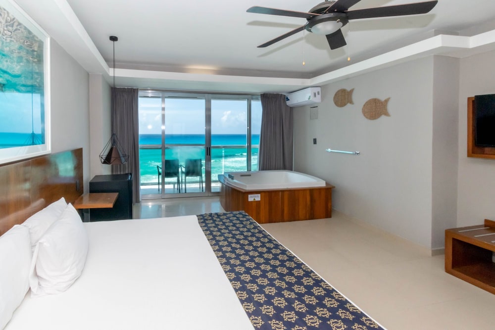 Deluxe Room, 1 King Bed, Bathtub, Ocean View photo 3