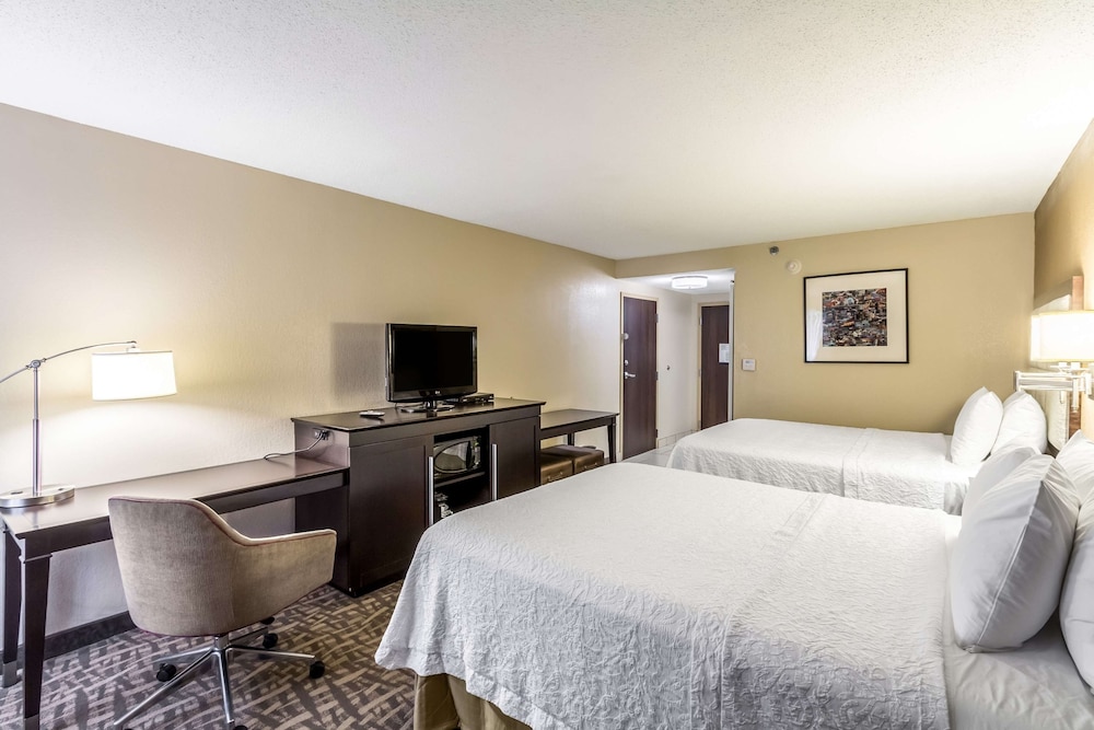 Standard room with two queen beds - Photo 2