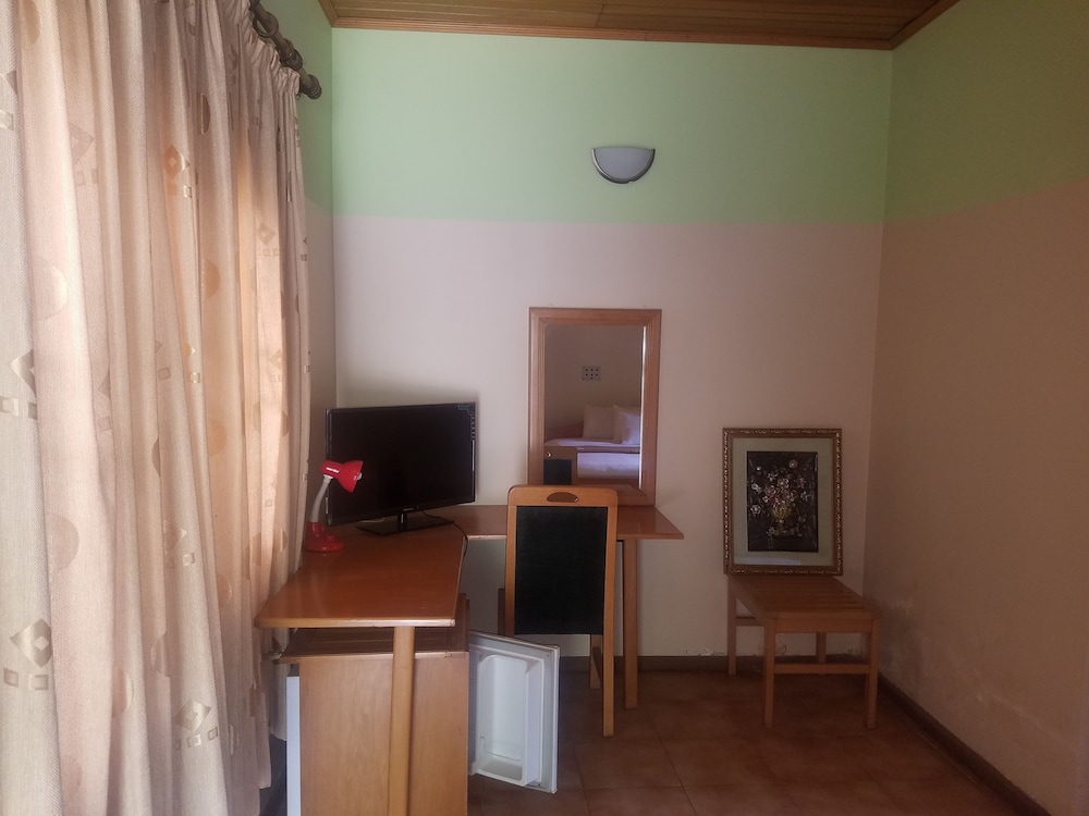 Business Double Room, 1 Queen Bed, Pool View photo 2