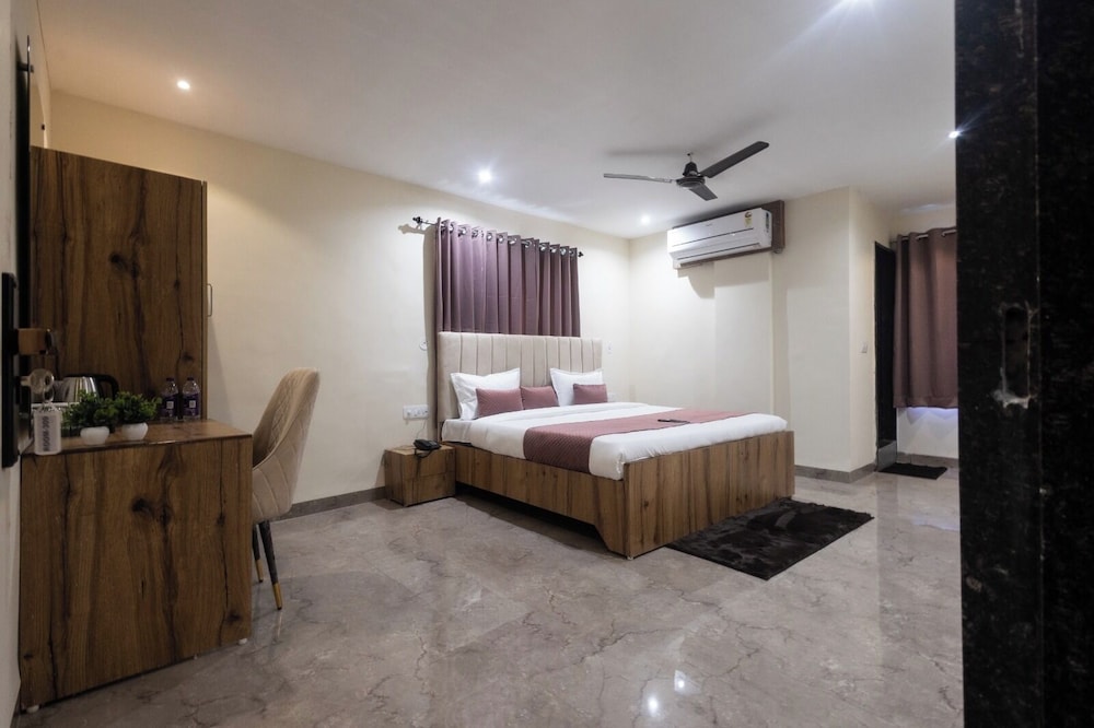 Deluxe Double Room, City View