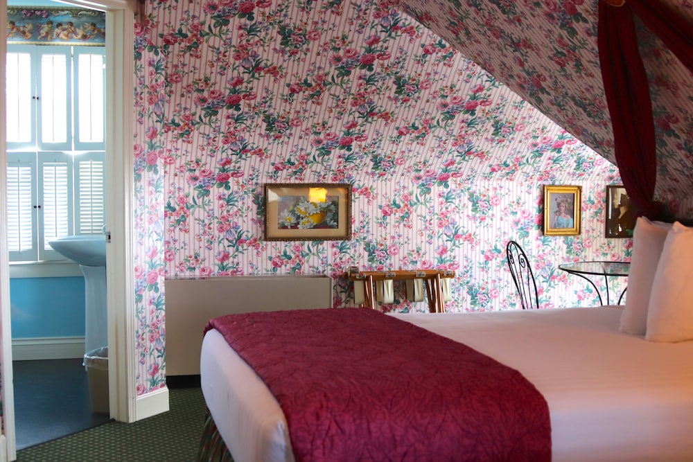 Premium Double Room, Ensuite, Lake View (VICTORIAN HARBOR W TURRET) photo 3