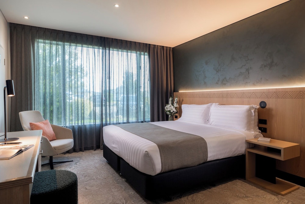 Deluxe Room, 1 King Bed, Accessible - Photo 1