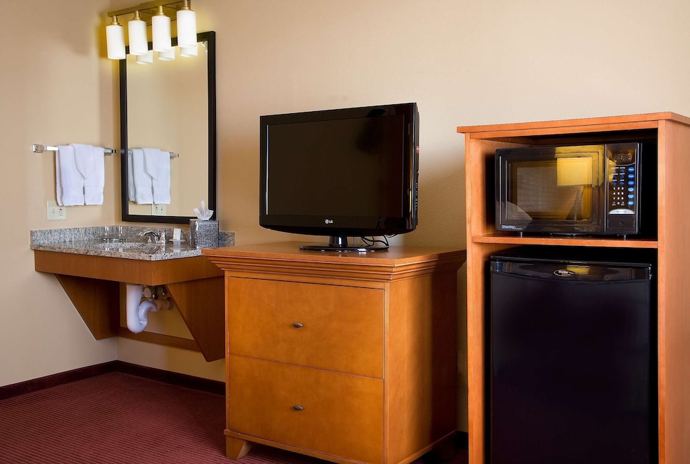 Suite, 2 Double Beds, Accessible, Bathtub - Photo 3