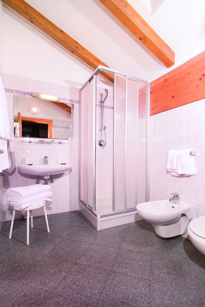 Economy Room, 2 Twin Beds