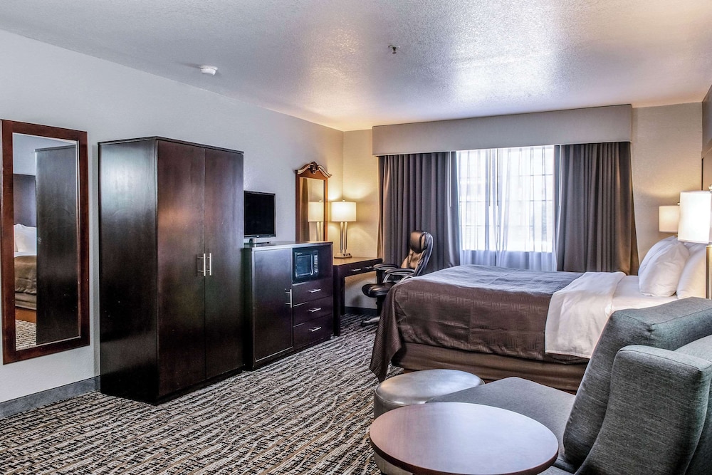 Suite, 1 King Bed, Non Smoking, Hot Tub - Photo 3