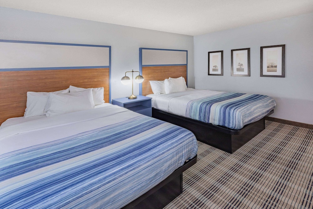 Room, 2 Queen Beds, Smoking photo 1