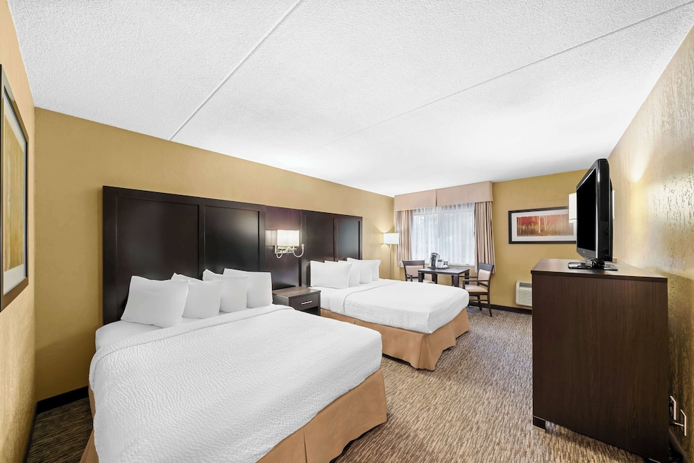 Standard Room, 2 Queen Beds, Non Smoking, Refrigerator & Microwave - Photo 1