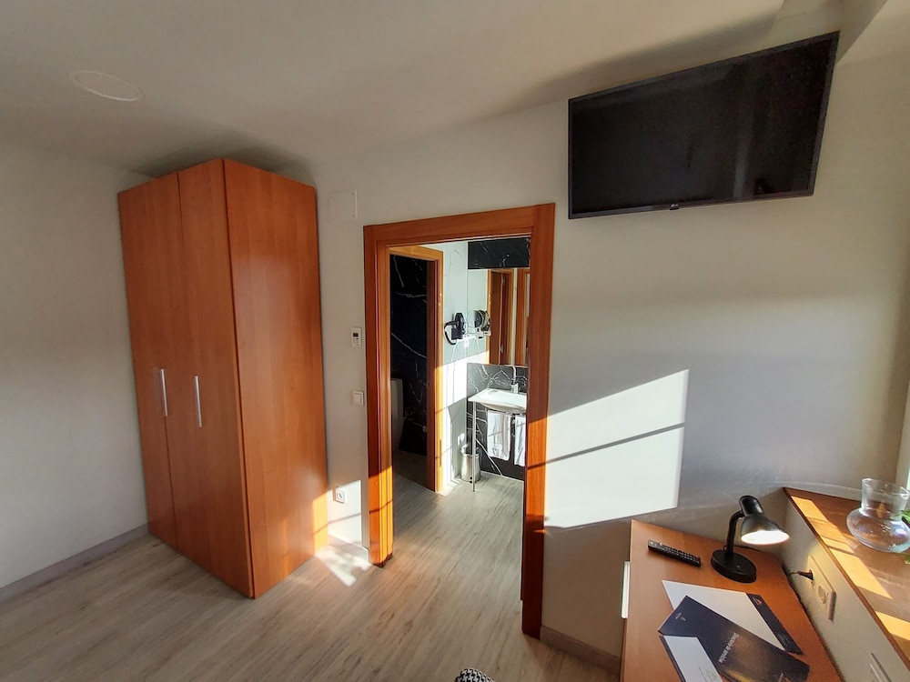 Standard Twin Room - Photo 7