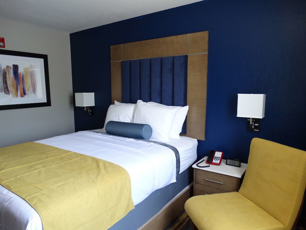Standard Room, 1 Queen Bed, Accessible, Refrigerator & Microwave - Photo 2