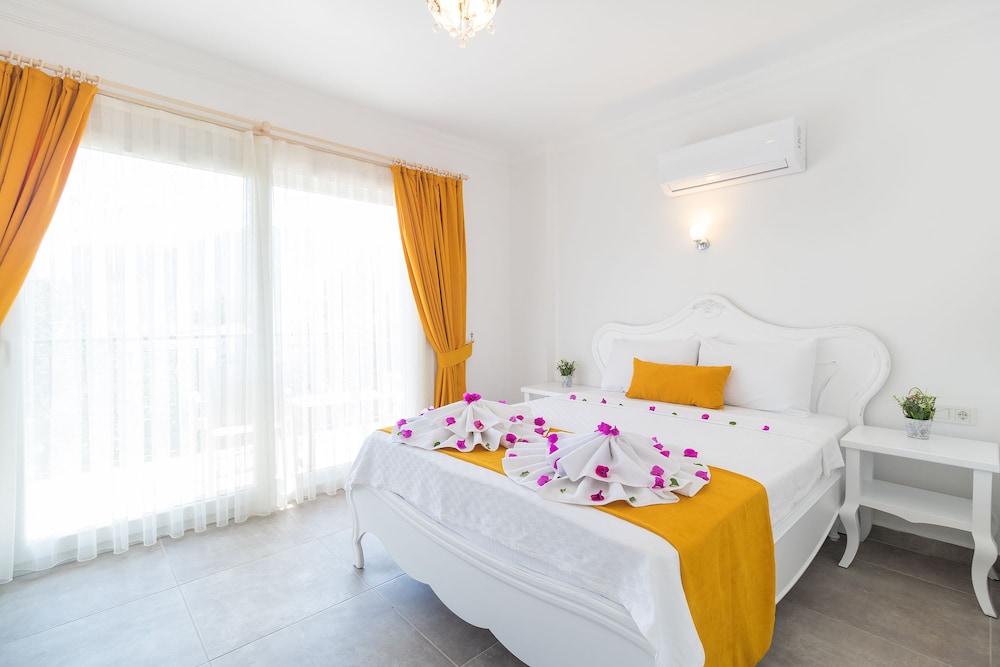 Standard Double Room, 1 Queen Bed, Partial Sea View
