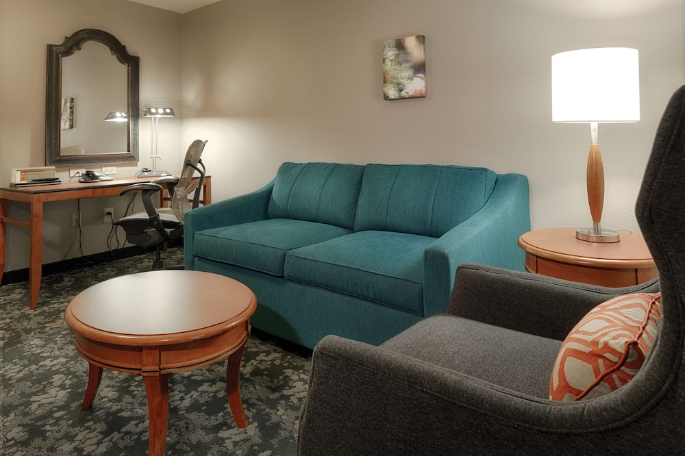 One Bedroom Suite, One King Bed, Non-Smoking - Photo 4