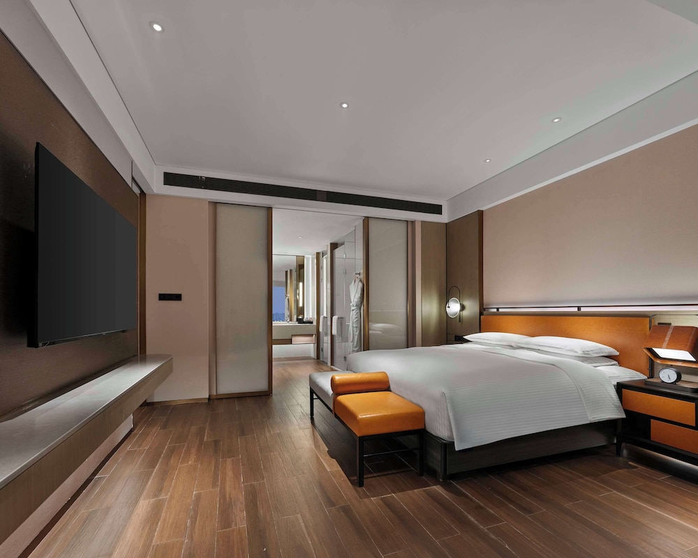 Deluxe Room, 1 King Bed (Club) photo 2