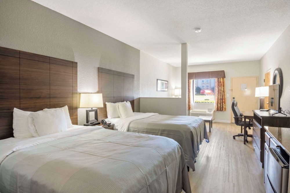 Suite, Multiple Beds, Smoking photo 3