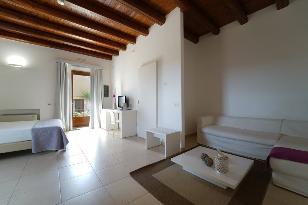 Junior Suite, 1 Bedroom - Photo 3