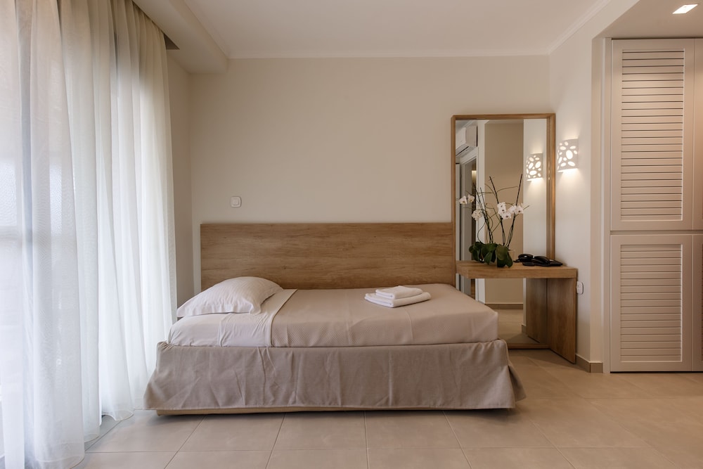 Suite, 2 Bedrooms, Partial Sea View photo 2