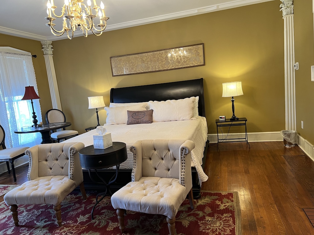 Deluxe Suite, 1 King Bed, 2 Bathrooms (Granger- Founder's Hall) photo 2