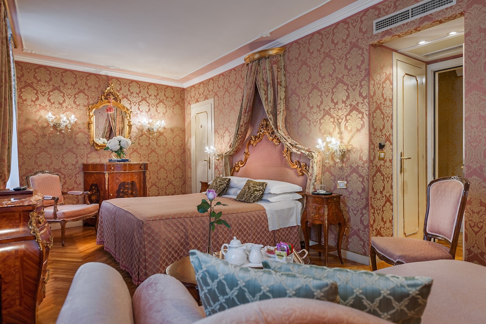 Room, Canal View (Prestige)