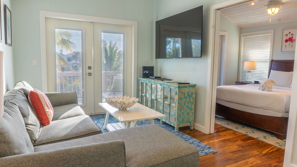 Signature Cottage, 1 Queen Bed, Canal View - Photo 1