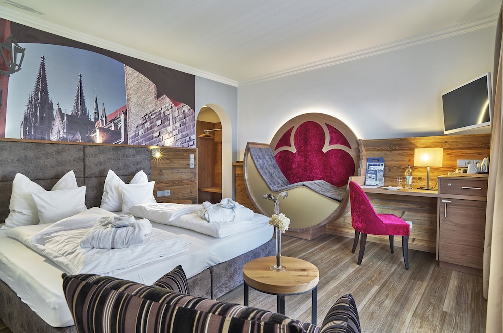 Romantic Suite, 1 King Bed, Balcony, Garden View photo 1