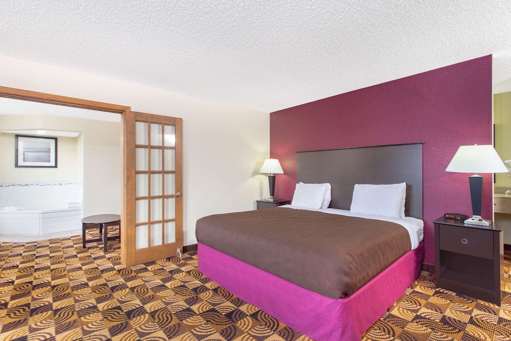 Superior Studio Suite, 1 King Bed, Non Smoking - Photo 1