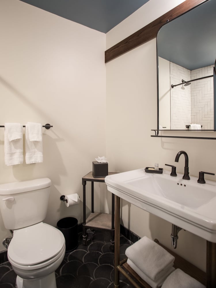Premium Room, 1 King Bed - Photo 10