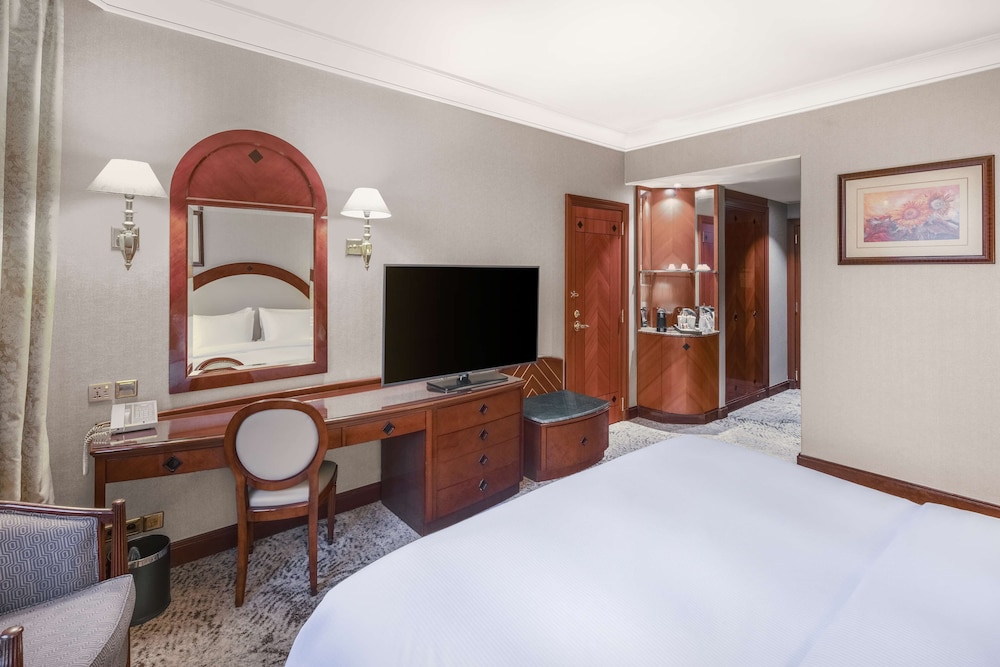 Deluxe Room, 1 King Bed (Partial Haram View) - Photo 2