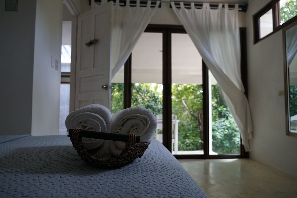 Deluxe Studio, 1 Queen Bed, Non Smoking, Garden View photo 1