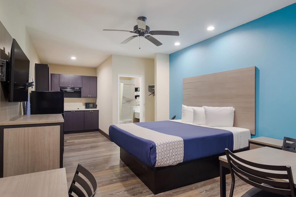 Deluxe Room, 1 King Bed, Kitchenette