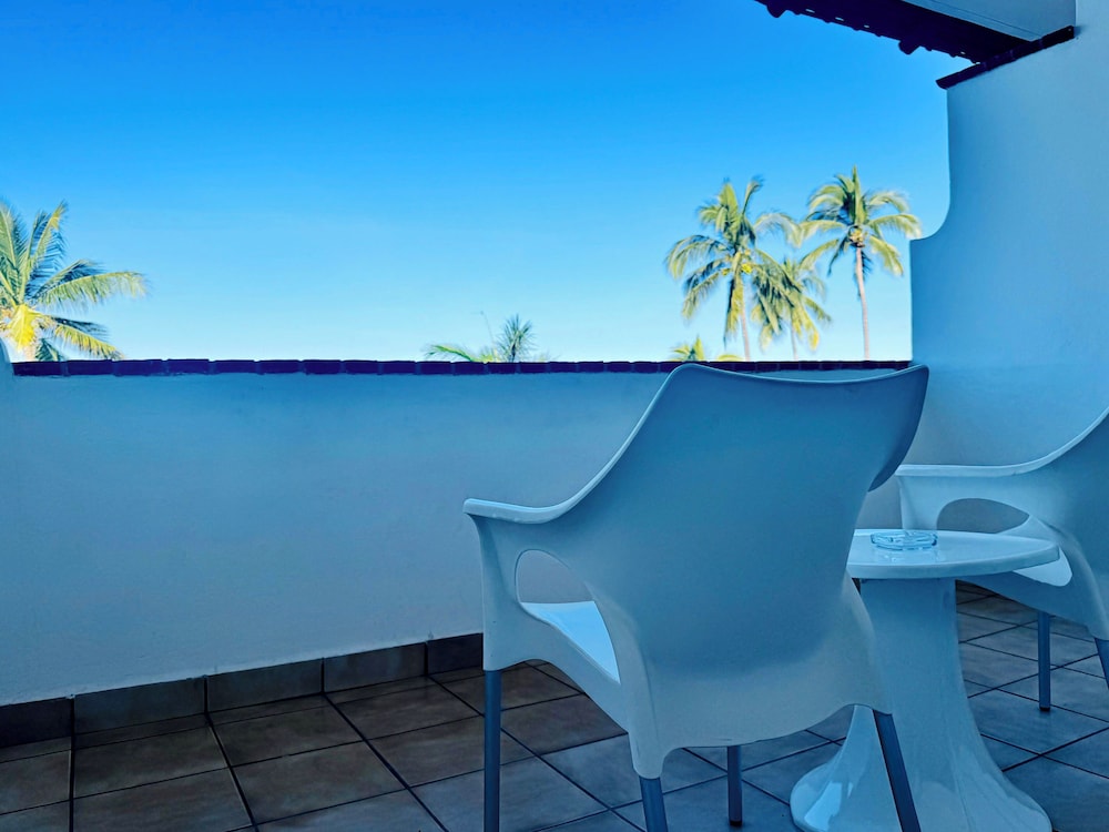 Deluxe Twin Room with Sea View - Photo 11