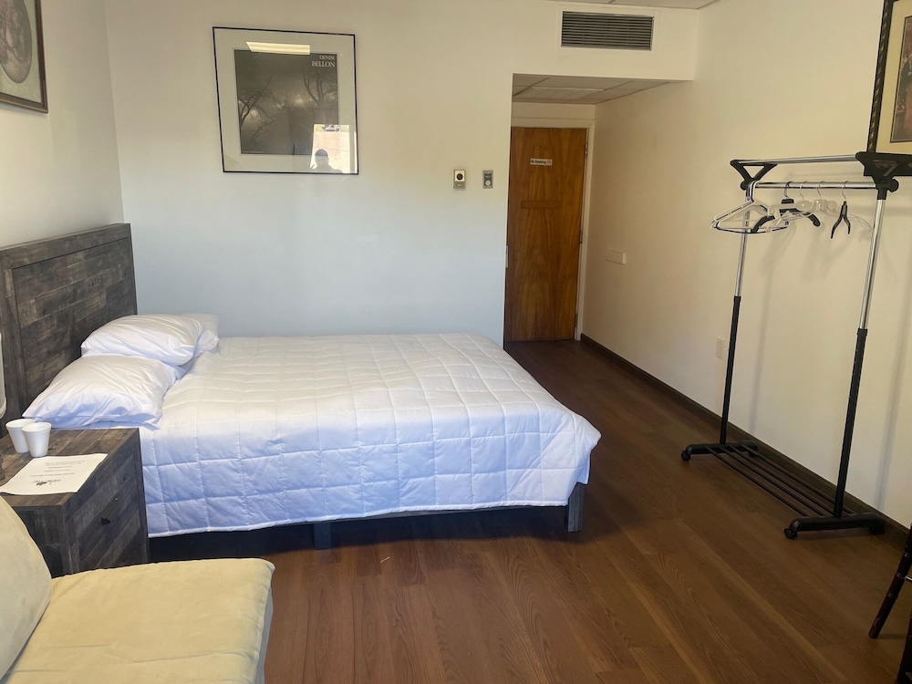 Traditional Single Room, 1 Queen Bed