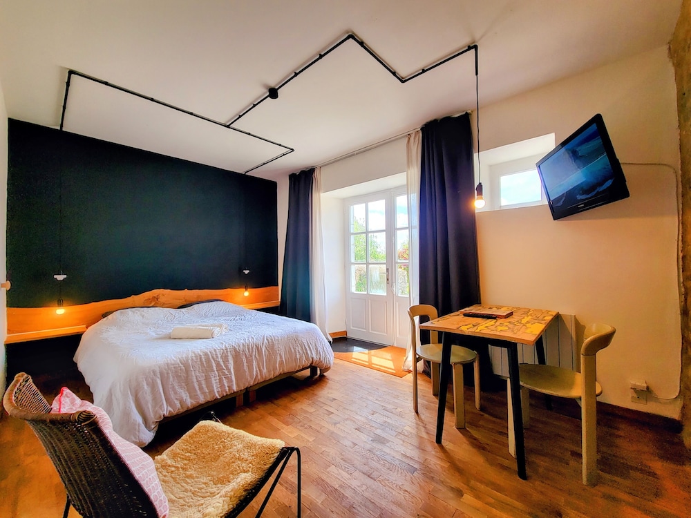 Deluxe Double Room, 1 Queen Bed, Private Bathroom, Garden View photo 1