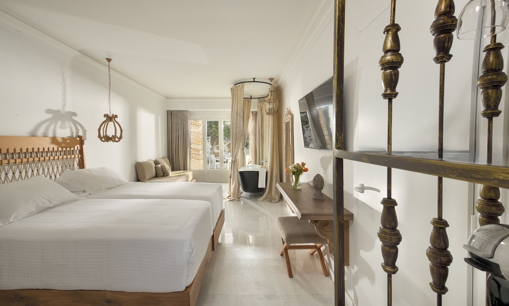 Signature Three Bedroom Suite with Private Pool & Garden View photo 2