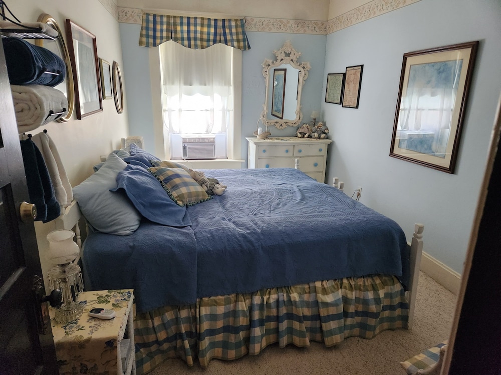 Basic Room, 1 King Bed photo 1
