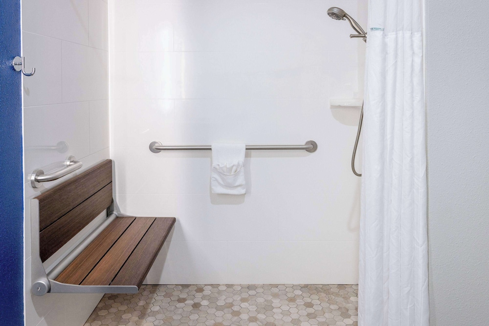 Room, 2 Queen Beds, Accessible, Non Smoking (Roll-In Shower) - Photo 7