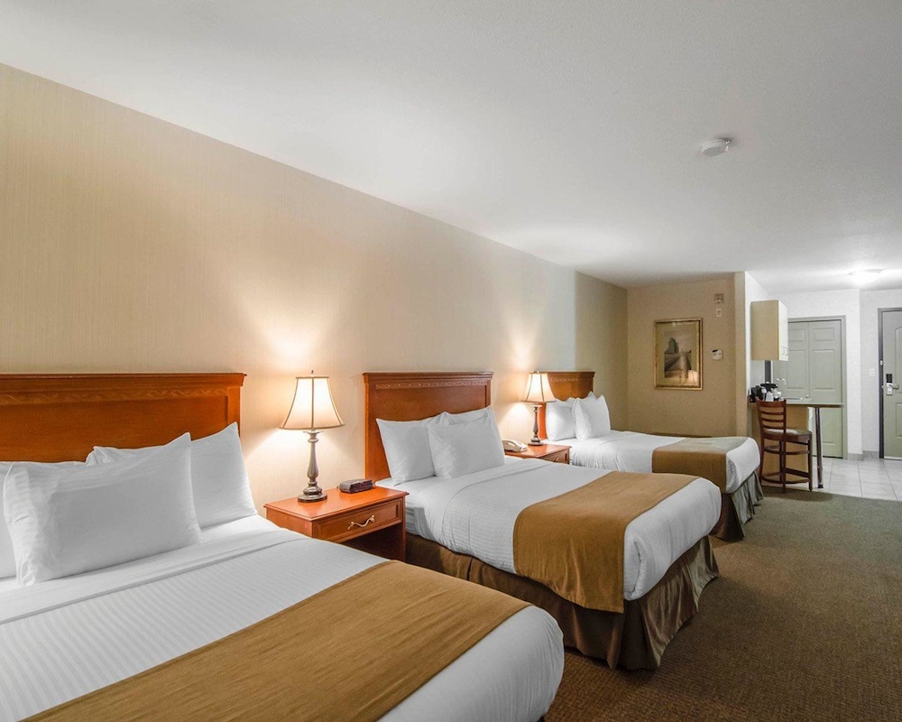 Room, Multiple Beds, Non Smoking (3 double beds) - Photo 4