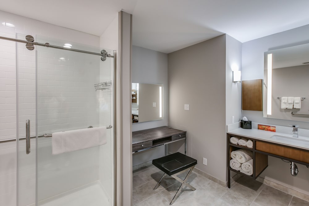 One King Bed, Accessible - Photo 6