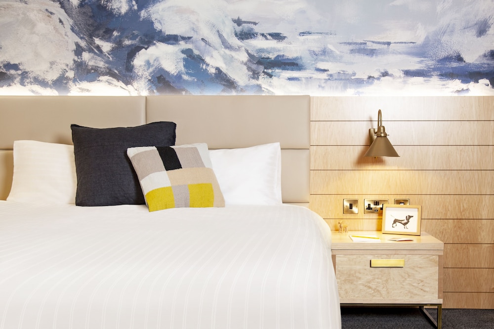 Grand Room, 1 King Bed, Balcony - Photo 1