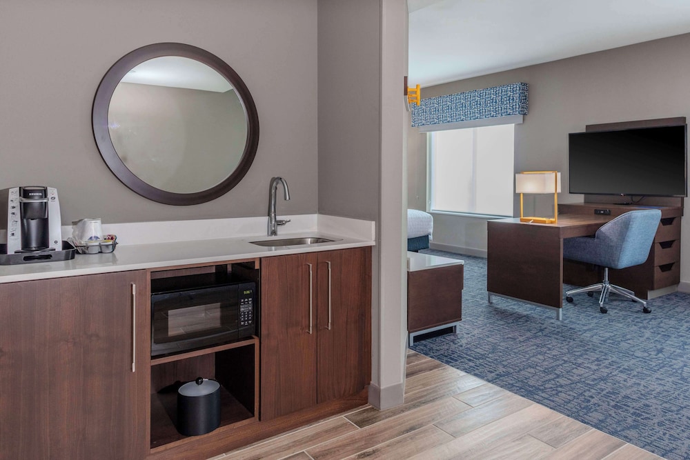 Studio, 1 King Bed, Refrigerator & Microwave (Wet bar) photo 3
