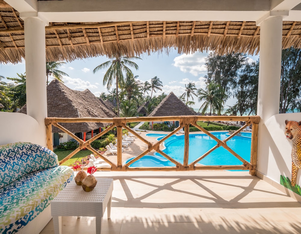 Deluxe Room, Pool View, Beachside