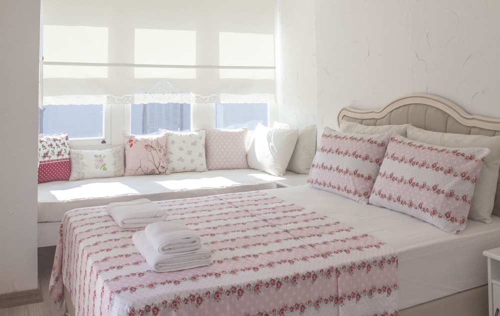 Triple Room, Pool View (Aquila) - Photo 1