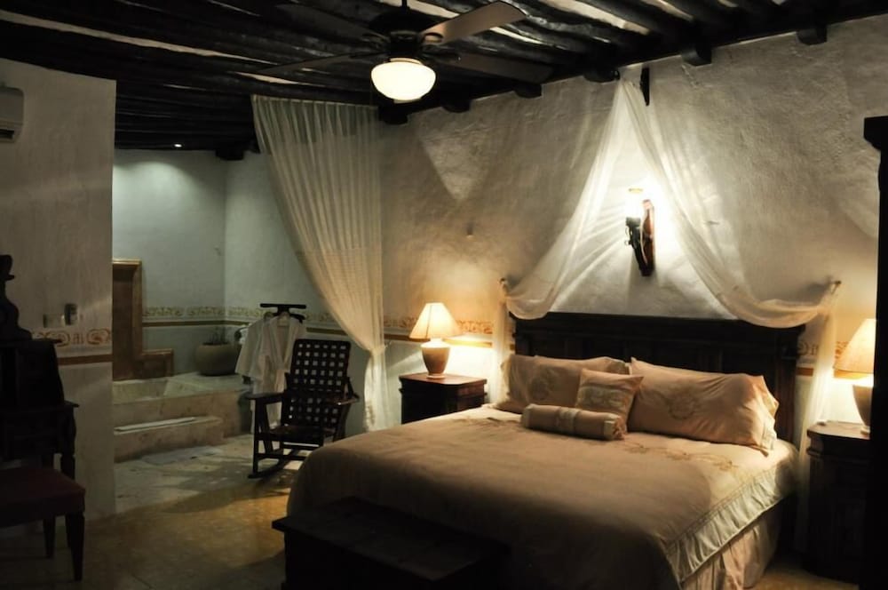 Deluxe Suite, 1 King Bed (Jacuzzi) photo 3