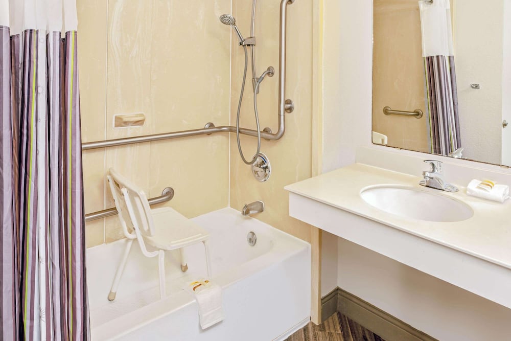 Room, 1 King Bed, Accessible, Non Smoking (Bathtub) photo 2
