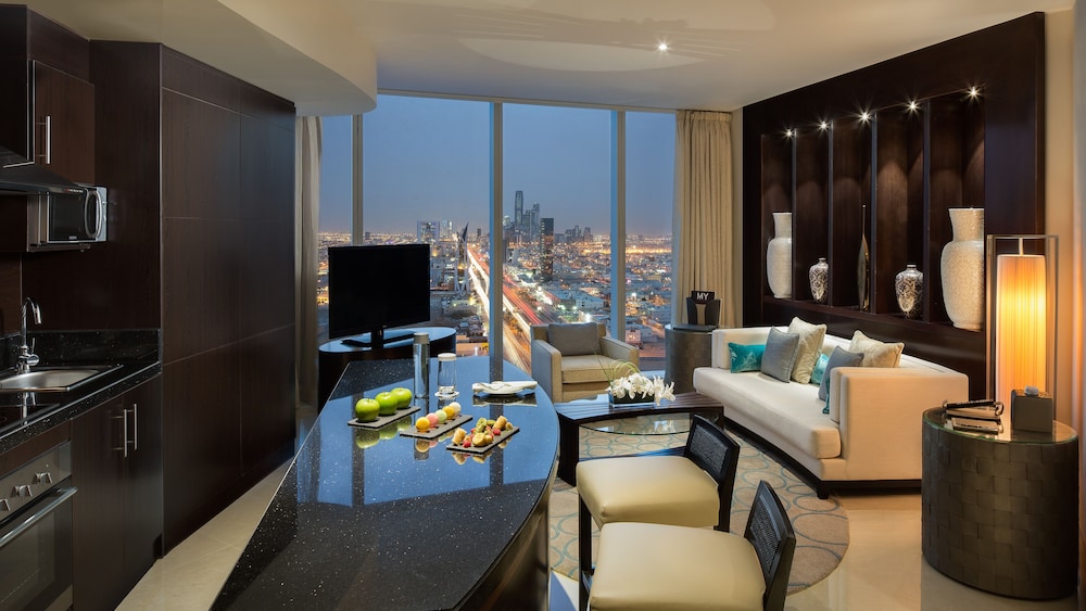 Executive Suite, 1 Bedroom - Photo 2