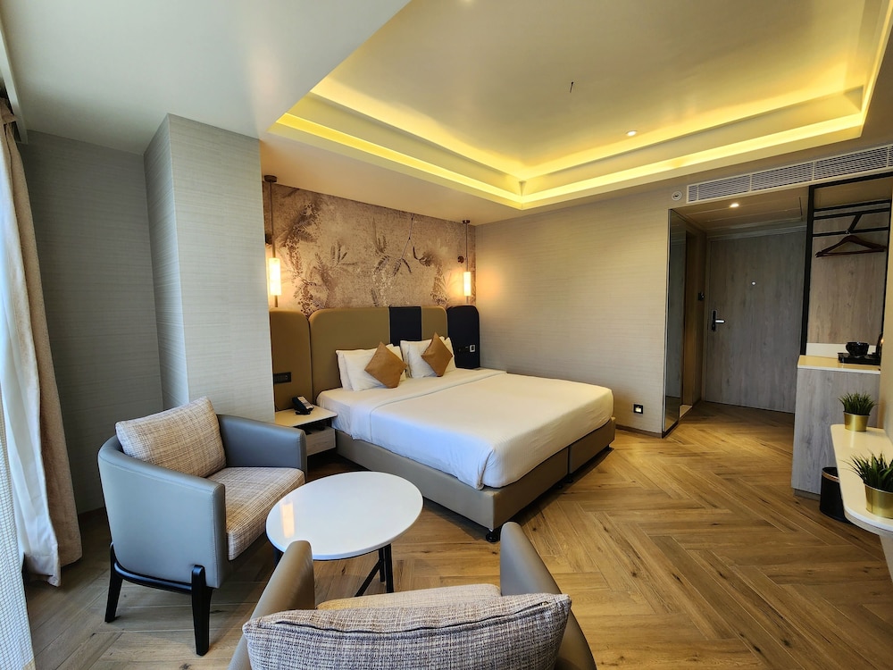Premium King Room with Smart Tv - Photo 1