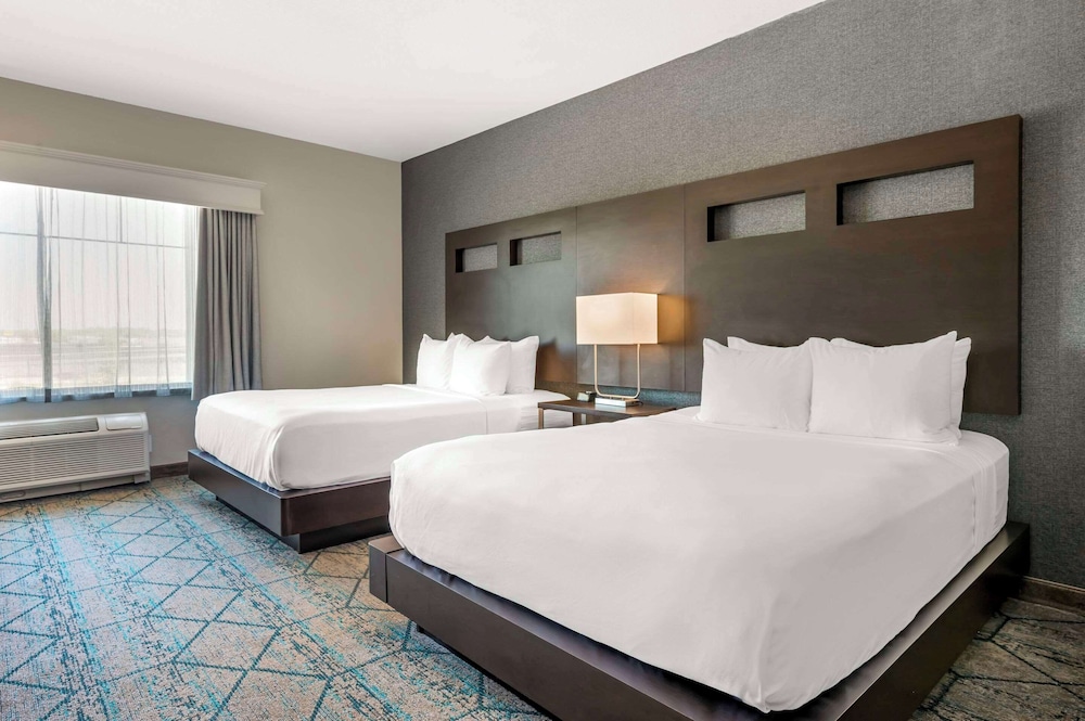 Standard Room, 2 Queen Beds, Non Smoking - Photo 1