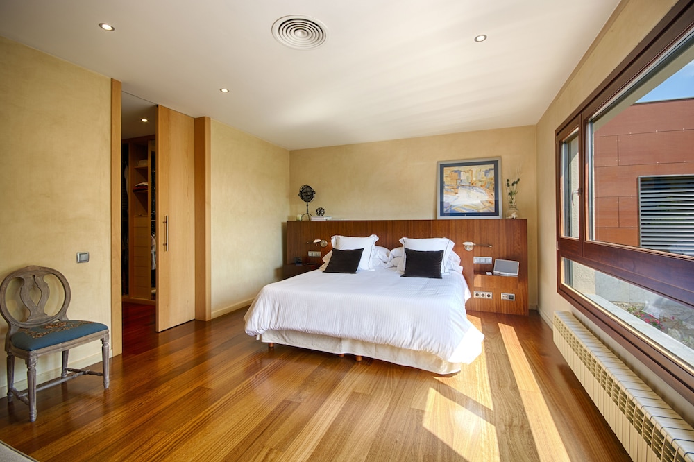 Deluxe Suite, Ensuite, Pool View photo 3