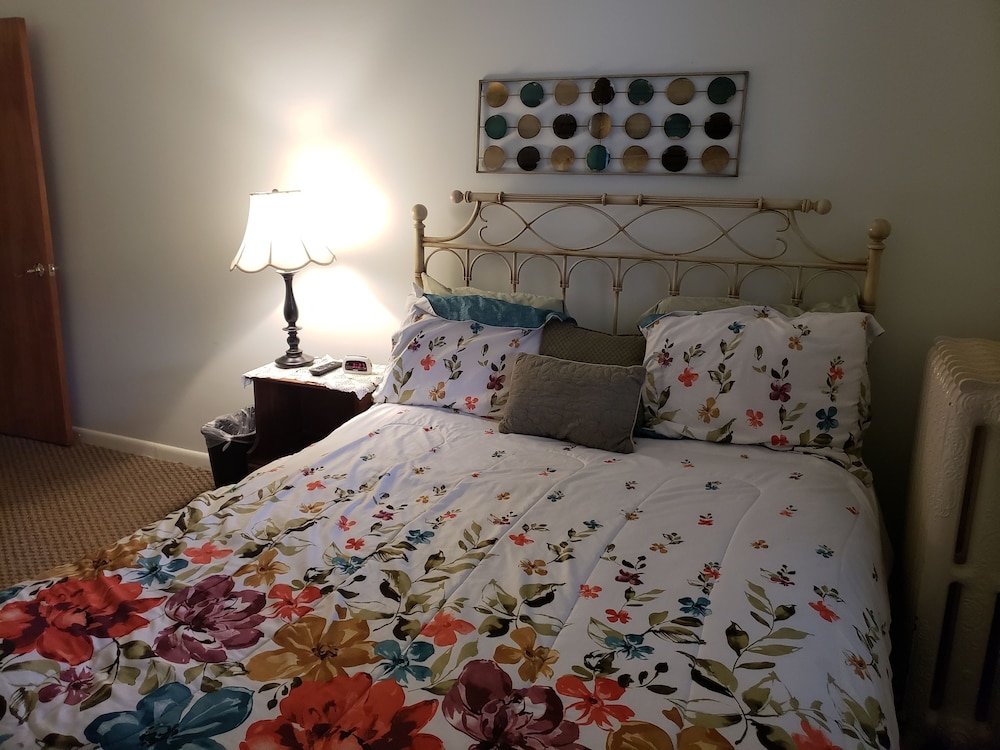 Basic Room, 1 Queen Bed, Non Smoking
