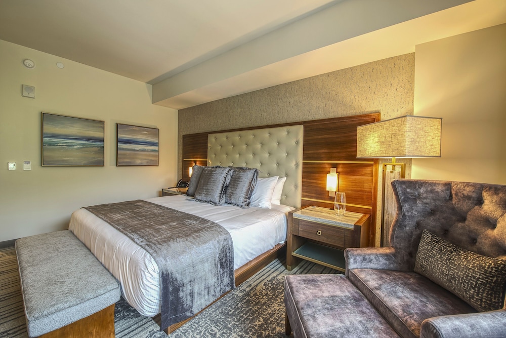 Deluxe Room, 1 King Bed, Balcony - Photo 3